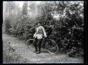 Portrait de Jean Rameaux tenant une bicyclette.