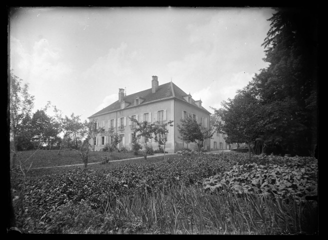 Pensionnat de jeunes filles rue du Tatet à Vers-en-Montagne vu depuis le potager.