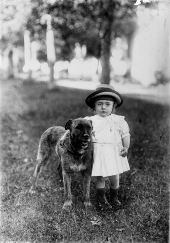 Enfant avec un chien
