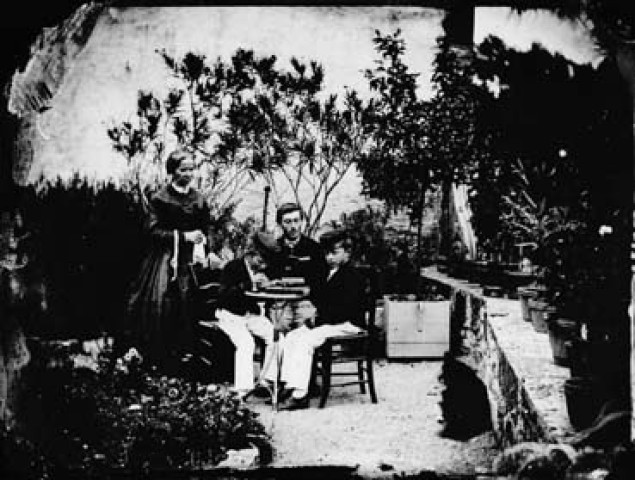 Couple avec deux enfants dans un jardin