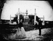 Personnes devant une statue de la vierge