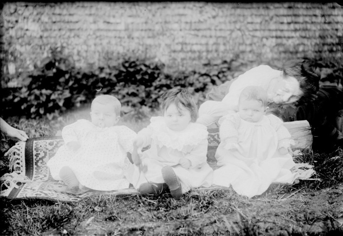 Trois enfants. Bief-des-Maisons