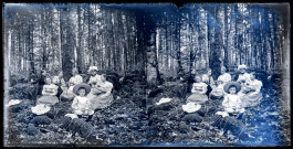 Groupe de femmes et enfants piqueniquant en forêt. Devant : Jean Rameaux. Derrière lui : sa mère Anne Coutemoine.