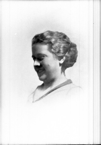 Reproduction. Une femme Millet. La Favière