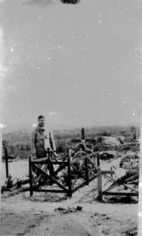 Reproduction. Militaire Fumey devant une tombe. Conte