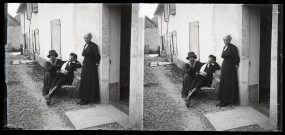 Agathe Coutemoine adossée à la maison Coutemoine à Vers-en-Montagne, un jeune couple assis sur un banc à ses côtés.