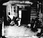 Hommes devant un salon de coifure. Nozeroy