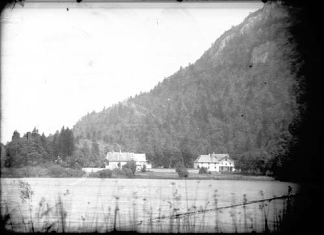 Prieuré au bord du lac de Bonlieu