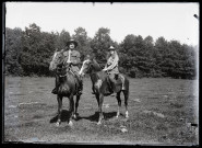 Portraits du Corps des forestiers canadiens et autres troupes : femme en uniforme et officier canadien à cheval.