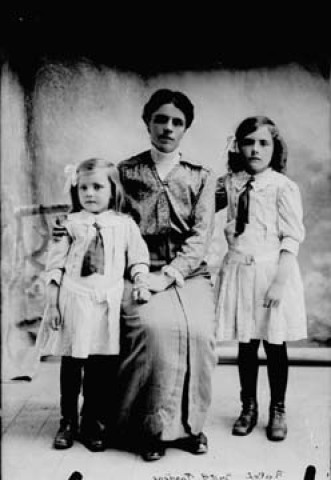 Femme avec deux enfants. Madame Rolet, institutrice. La Favière