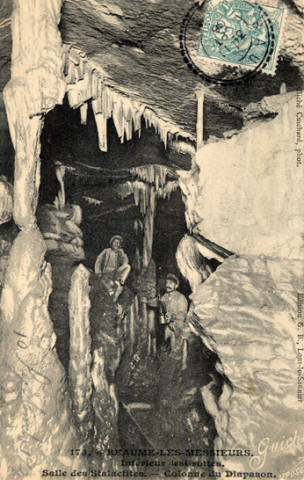 Baume-les-Messieurs (Jura). 173. L'intérieur des grottes, la salle des stalactites et la colonne du Diapason. Lons-le-Saunier, G.B.