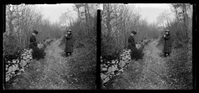 Mathilde Coutemoine et Marcelle P. sur le chemin montant aux ruines du château de Vaulgrenant.