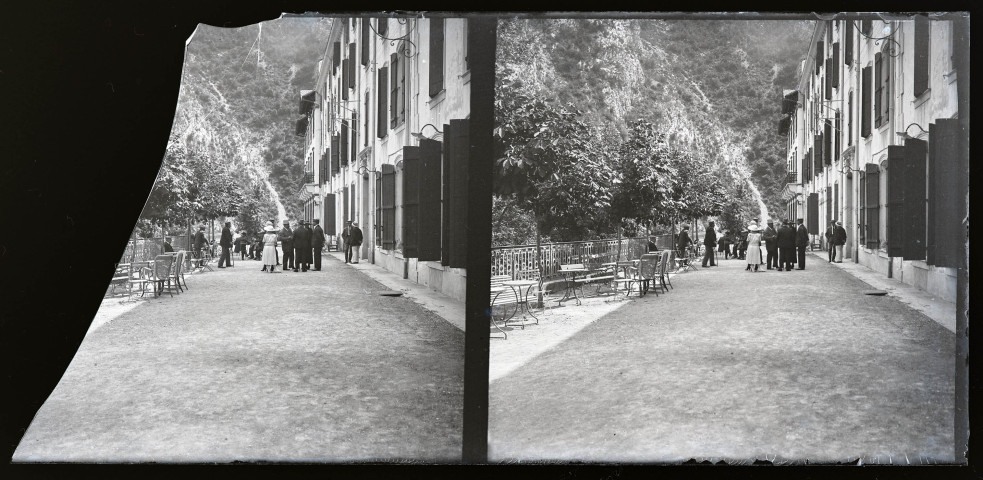 Groupe sur la terrasse devant un long bâtiment à Prats-de-Mollo.