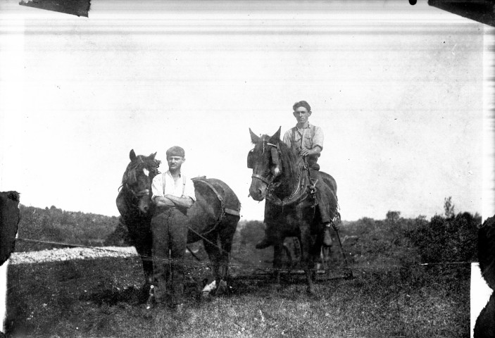 Reproduction. Deux hommes à cheval. Alpy. Cerniébaud