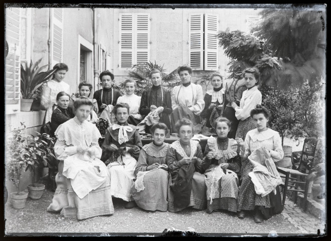 Groupe de jeunes couturières posant en extérieur.