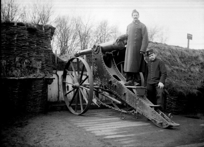 Deux militaires devant un canon. Belfort. 1915