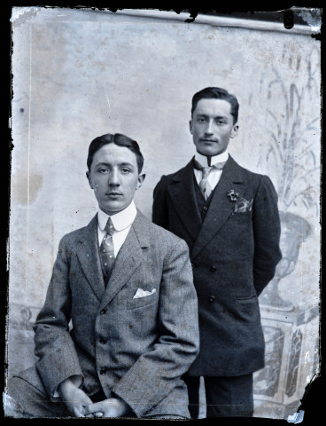 Portrait de deux hommes posant devant un décor peint, Jean Rameaux, debout, et son cousin de Desnes, assis.