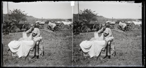Fête canadienne entre Chapois et Le Larderet : jeune militaire assis sur une caisse, des chevaux en arrière-plan.