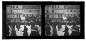 Cavalcade à Lons-le-Saunier sur le thème de la locomotion à travers les âges : la montgolfière, rue Lafayette.