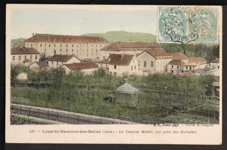 531 – Lons-le-Saunier-les-Bains - La Caserne Michel, vue prise des Rochettes (Berthaud Frères, Paris - Cliché R. Chapuis) (1906) (carte identique à la 7Fi676, mais colorisée)