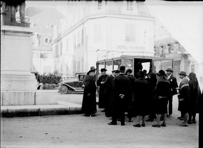 Groupe de personnes devant une voiture