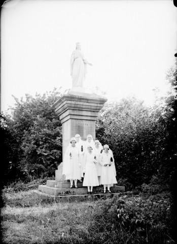 Jeunes filles devant une statue