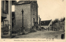 Vincelles (Jura). 428. La place de la Mairie, croix en pierre du XVème Siècle. Paris, B.F.
