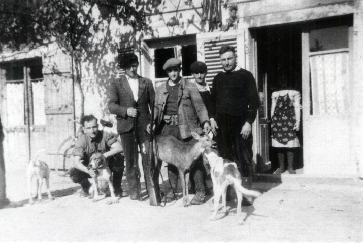 La Ferté (Jura). Café-Épicerie J; Duret à La Ferté. Retour de chasse, octobre 1945. Genlis (21), Optique Sociale.
