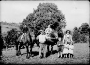 Famille D. avec ses chevaux. Mièges