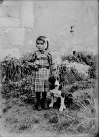 Un enfant avec un chien