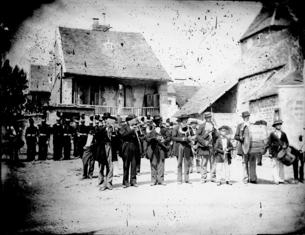 Fanfare et militaires sur une place