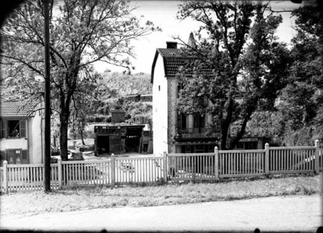 Une maison, café restaurant de la gare