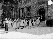 Ecole de jeunes filles à Dijon, Mlle Gaullet. Jeunes filles faisant la farandole