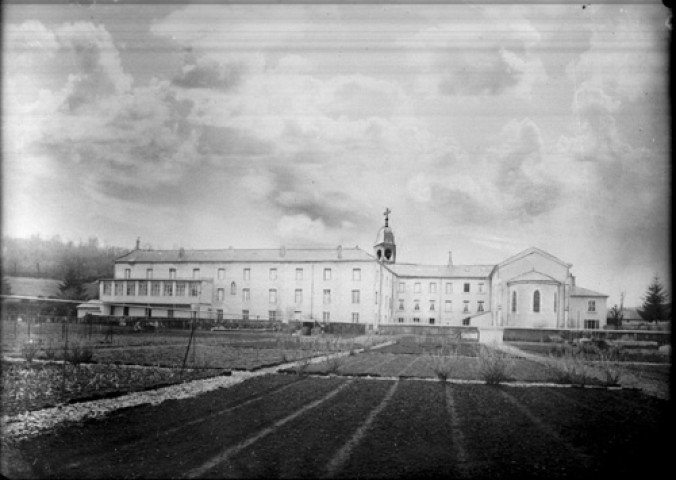 Aromas. Asile du Sacré Coeur de Marsonnas. Le bâtiment