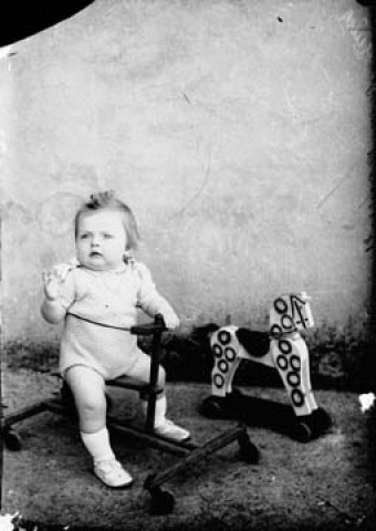 Enfant Léon Roussillon avec cheval en bois. Censeau