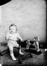 Enfant Léon Roussillon avec cheval en bois. Censeau
