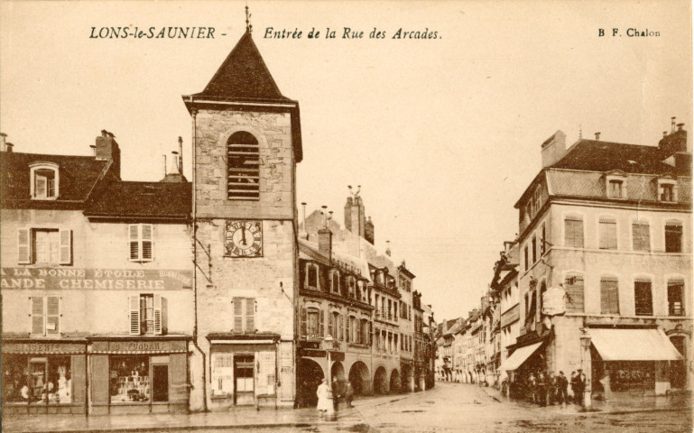 Lons-le-Saunier (Jura). L'entrée de la rue des arcades. Chalon-sur-Saône, Bourgeois Frères.