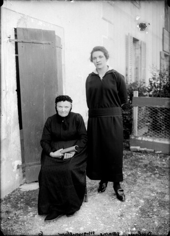 Deux femmes Jeanne Dubrey. Mignovillard