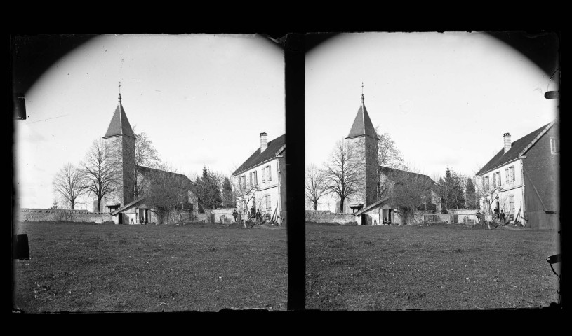 Eglise Saint-Laurent et presbytère à Vers-en-Montagne, des personnes posent devant la porte du presbytère.