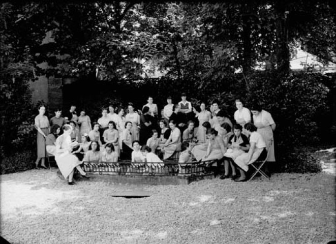 Ecole de Dijon. Jeunes filles dans un parc