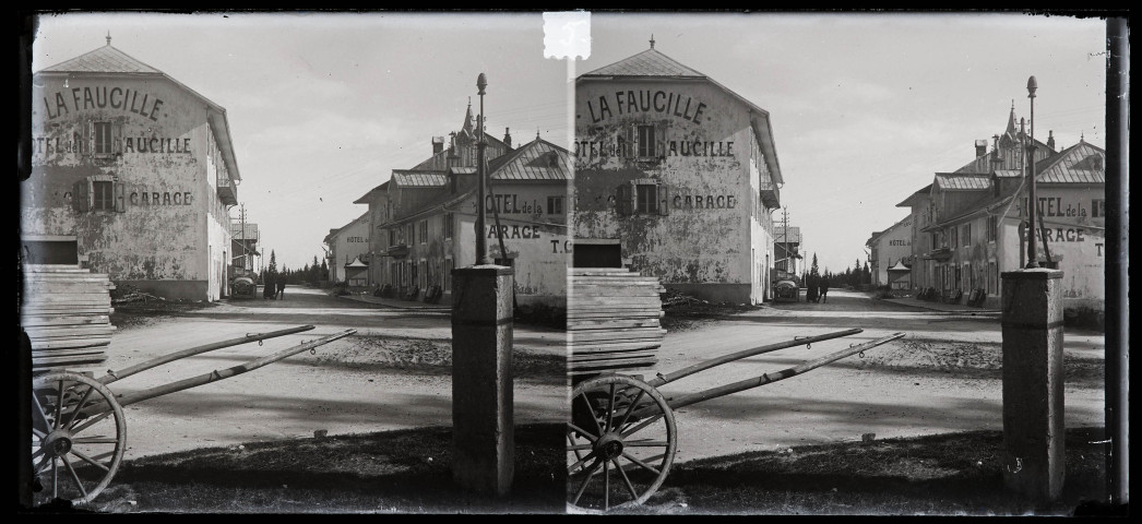 Voiture stationnée dans la rue de l'hôtel et garage "La Faucille".