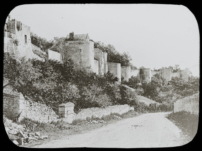 Reproduction d'une vue des remparts du château de Coucy.