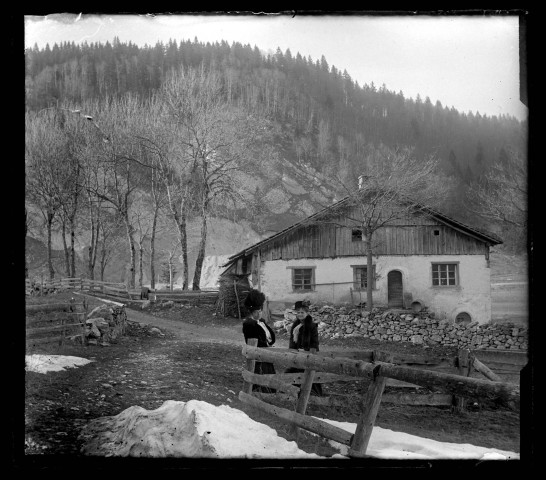 Emilie Vuillaume et une femme plus âgée devant une maison isolée.