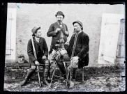 Trois chasseurs (dont le docteur Brenau, à droite) posant avec leur gibier à plumes.