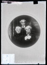 Portrait des trois sœurs Coutemoine, Mathilde, Anne et Agathe (derrière), reproduction d'un cliché de P. Aubert, photographe à Lons-le-Saunier.