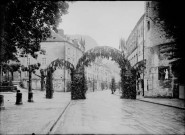 Rue décorée, accueil du Président. Salins