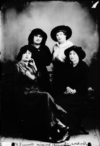 Quatre jeunes filles Léontine Clément-Jacquet. Foncine-le-Haut