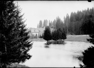 Une maison au bord d'un étang