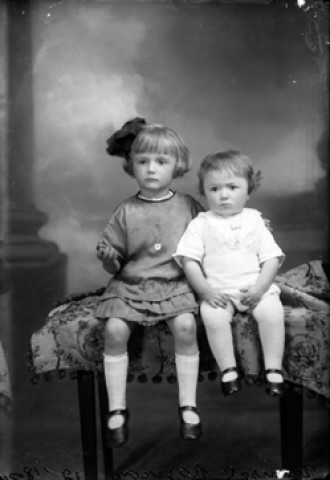 Deux enfants Deniset. Nozeroy