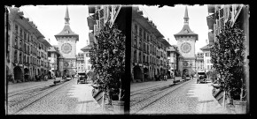 Rue de Berne près de la Zytglogge, la tour de l'horloge astronomique, des ouvriers travaillent sur une voie ferrée.